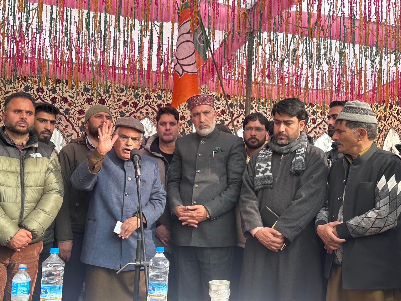 अशोक कौल ने पुलवामा में जनसभा कश्मीर मोदी सरकार के विकास प्रयासों पर प्रकाश डाला अशोक कौल ने पुलवामा में जनसभा कश्मीर मोदी सरकार के विकास प्रयासों पर प्रकाश डाला