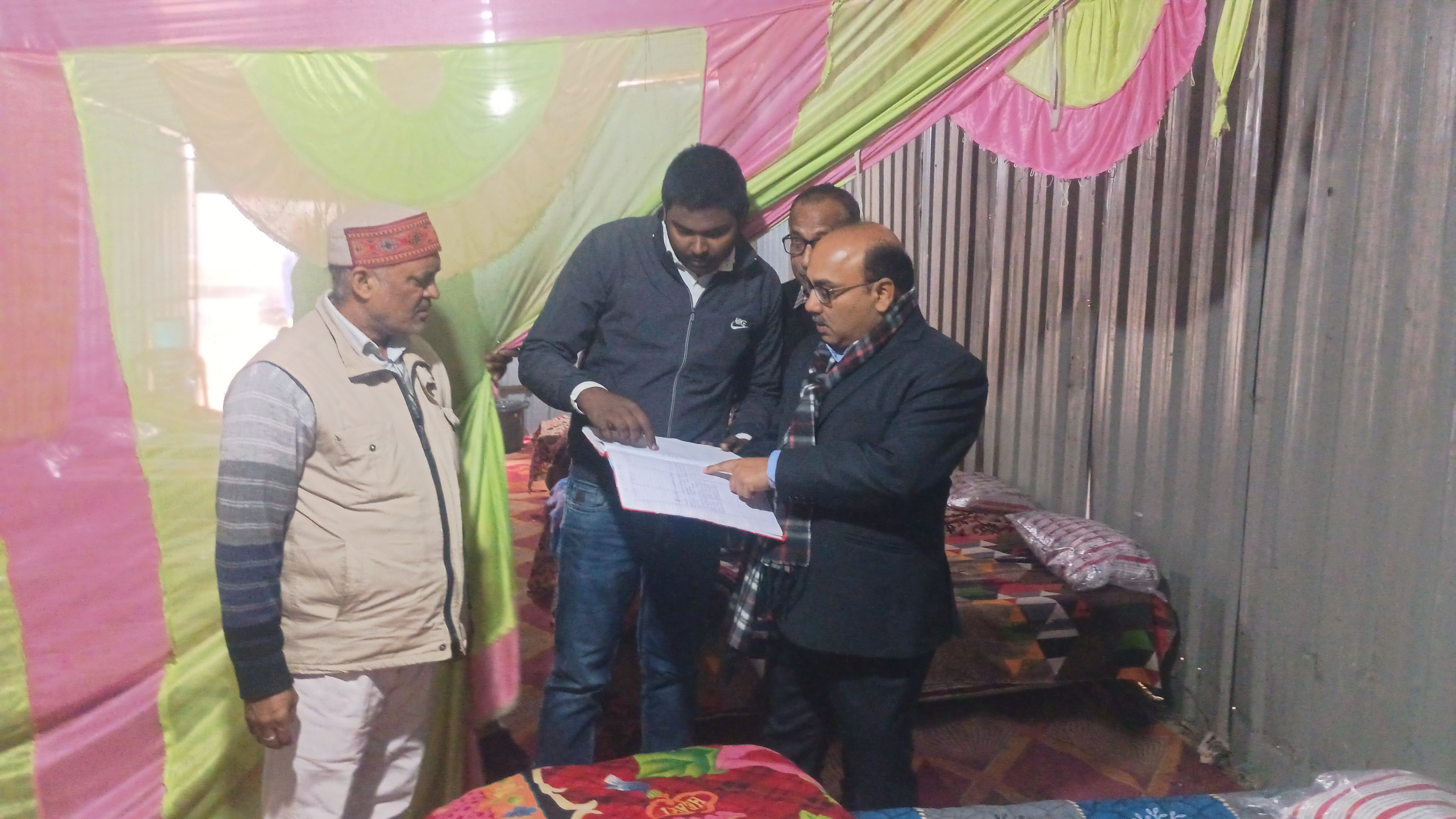 एडीएम अजय अंबष्ट रोडवेज परिसर स्थित रैन बसेरे का औचक निरीक्षण कर रजिस्टर चेक करते हुए