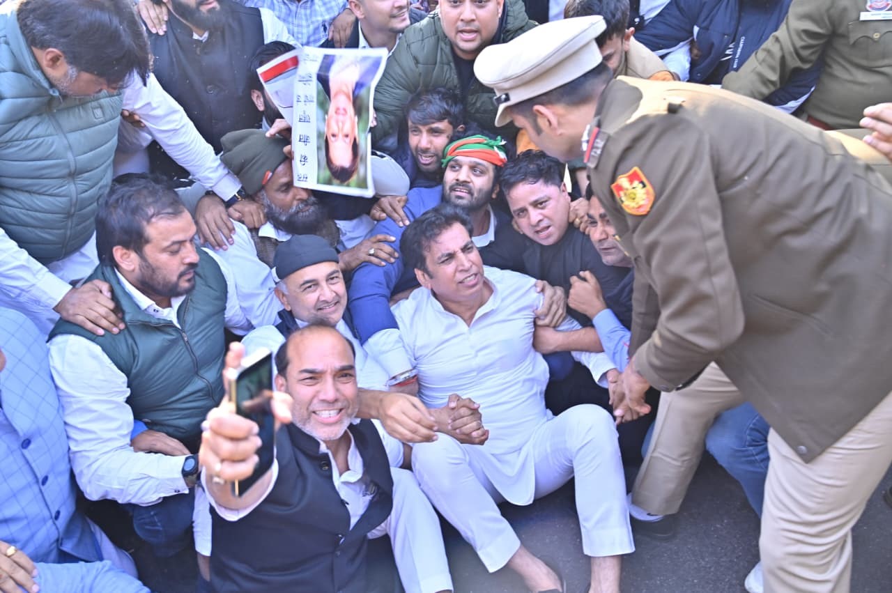 दिल्ली में भाजपा मुख्यालय पर प्रदर्शन कर रहे दिल्ली कांग्रेस अध्यभ देवेंद्र यादव को हिरासत में लेती पुलिस दिल्ली में भाजपा मुख्यालय पर प्रदर्शन कर रहे दिल्ली कांग्रेस अध्यभ देवेंद्र यादव को हिरासत में लेती पुलिस