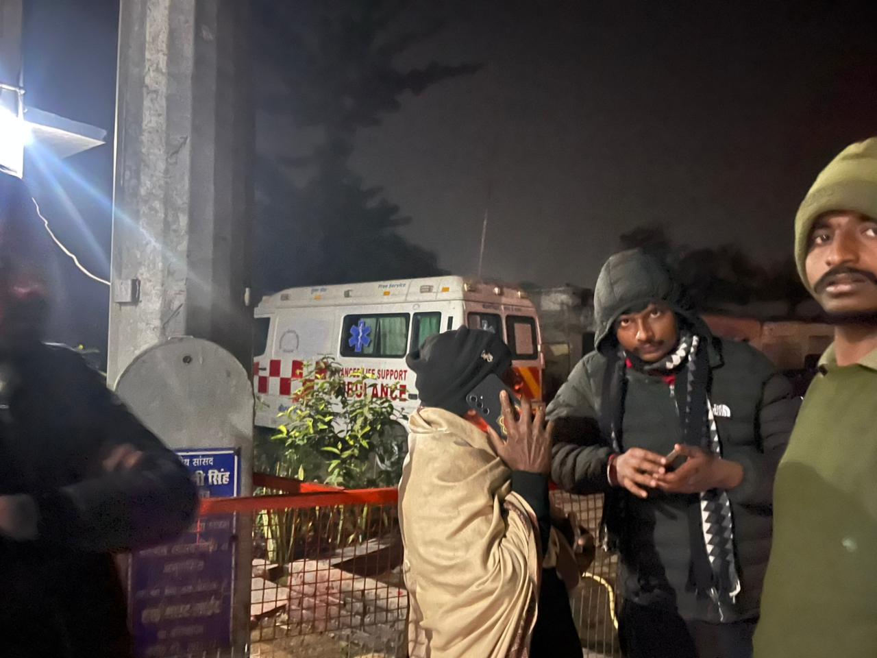 अस्पताल में परिजन अस्पताल में परिजन