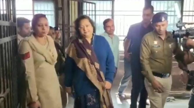 ईडी और पुलिस की टीम सौम्या चौरसिया को स्पेशल कोर्ट रायपुर में पेश करते हुए ईडी और पुलिस की टीम सौम्या चौरसिया को स्पेशल कोर्ट रायपुर में पेश करते हुए