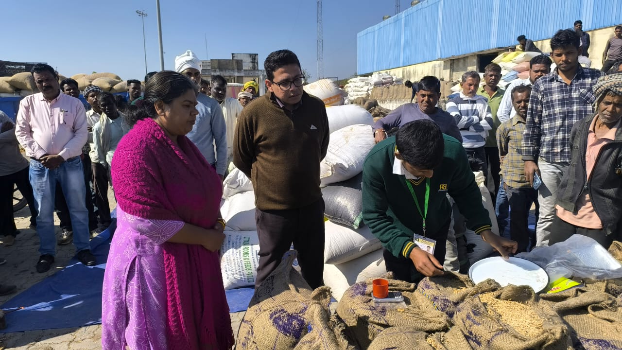 संभागायुक्त एवं कलेक्टर उपार्जन केंद्र खूंटा टोला का निरीक्षण करते हुए संभागायुक्त एवं कलेक्टर उपार्जन केंद्र खूंटा टोला का निरीक्षण करते हुए