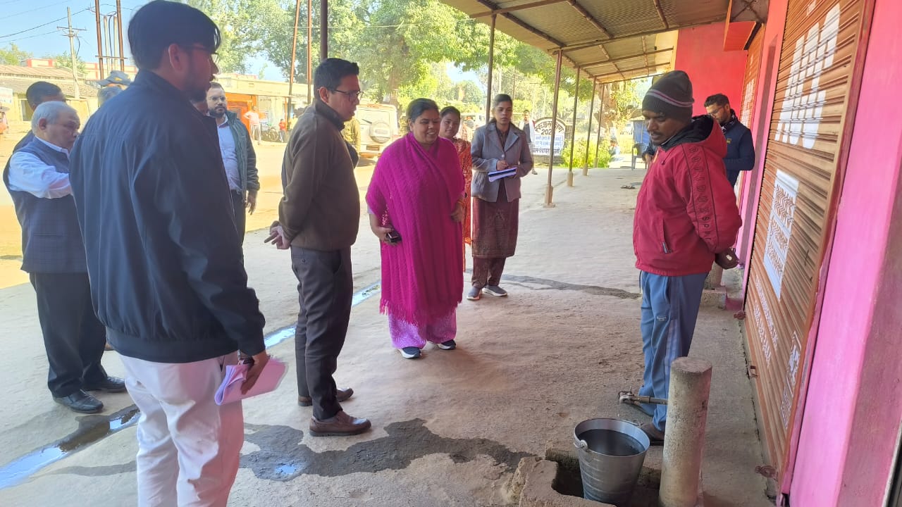 नल जल प्रदाय योजना में हितग्रही के घर में नल से पानी निकाल कर दिखाता नल जल प्रदाय योजना में हितग्रही के घर में नल से पानी निकाल कर दिखाता