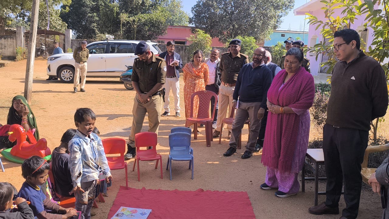 आंगनबाड़ी केंद्र में संभागायुक्त एवं कलेक्टर आंगनबाड़ी केंद्र में संभागायुक्त एवं कलेक्टर