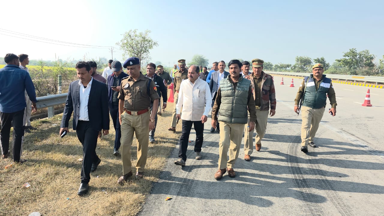 जांच समिति के सदस्य निरीक्षण करते हुए जांच समिति के सदस्य निरीक्षण करते हुए