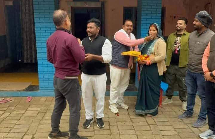 मां का मुंह मीठा करने की फोटो मां का मुंह मीठा करने की फोटो