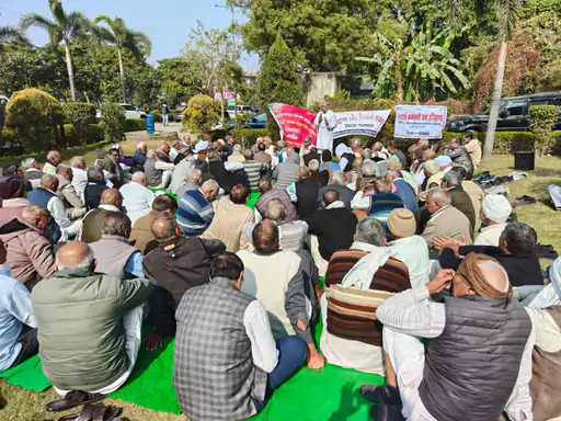 पलवल में धरना देकर बैठे रिटायर्ड कर्मचारी।