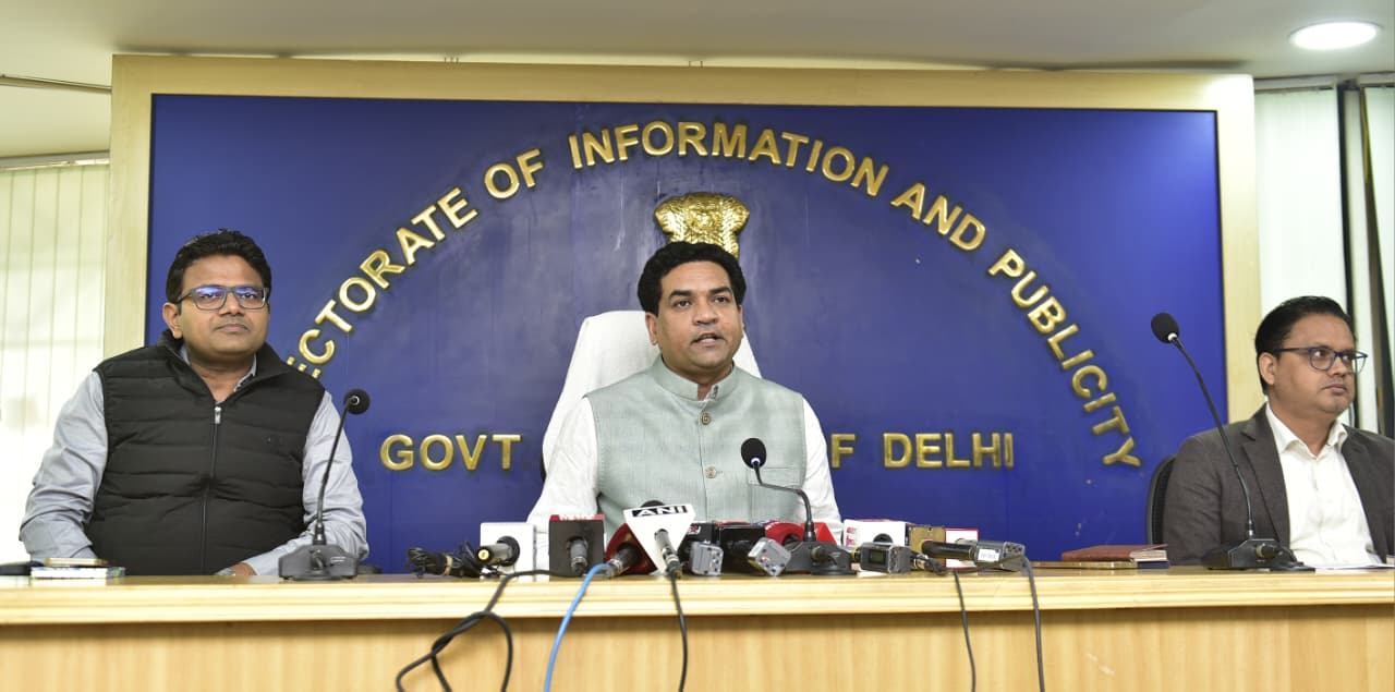 दिल्ली सचिवालय में बुधवार को प्रेस कॉन्फ्रेंस को संबोधित करते दिल्ली के श्रम एवं रोजगार मंत्री कपिल मिश्रा