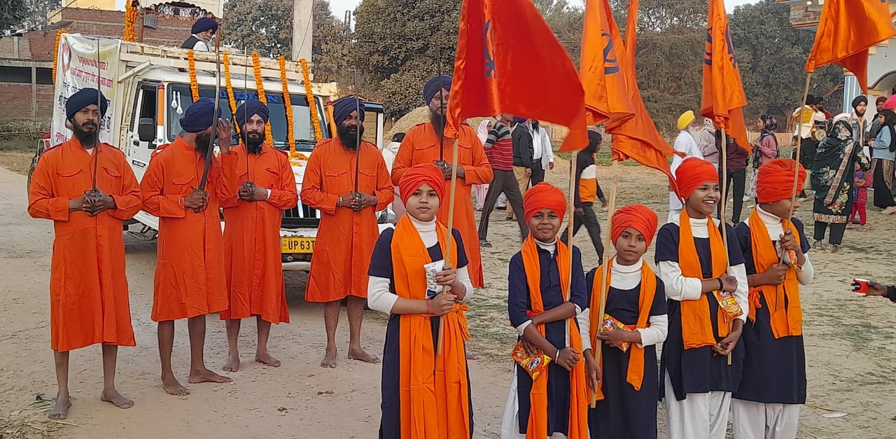 नगर भ्रमण करते सिख समुदाय के लोग।