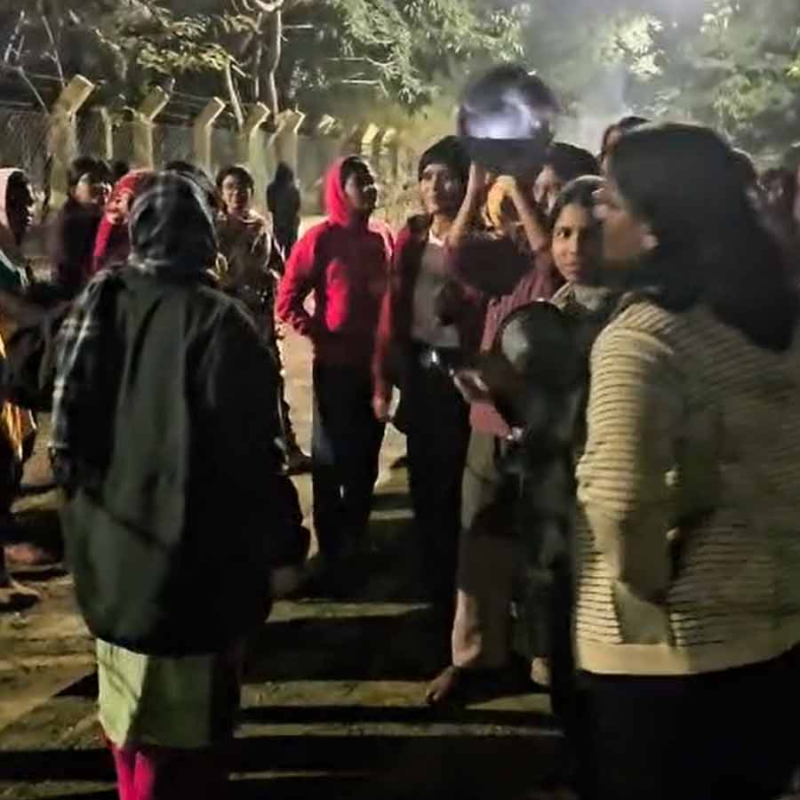 विरोध प्रदर्शन करती छात्राएं विरोध प्रदर्शन करती छात्राएं