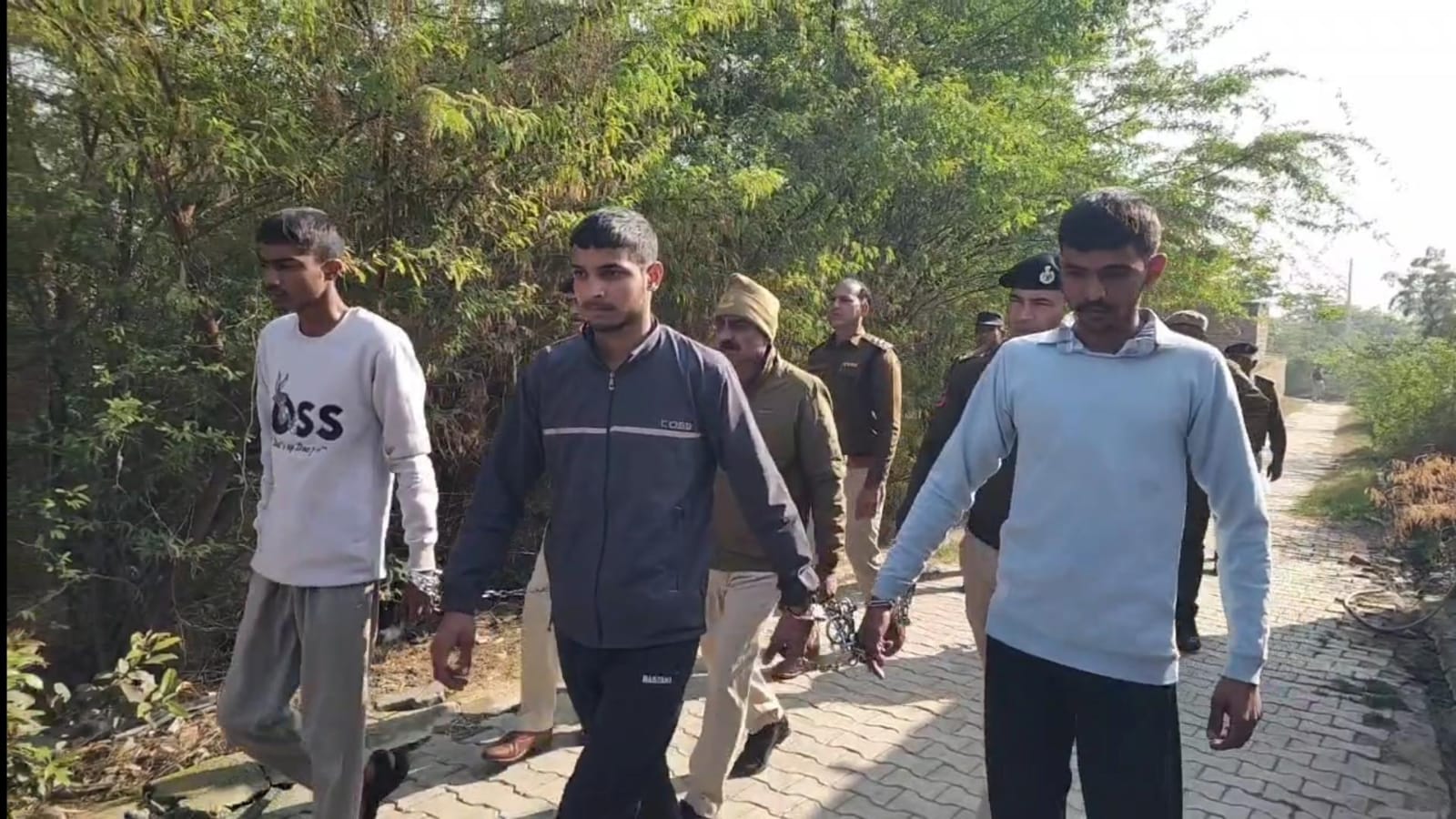 फोटो कैप्श 17आरटीके2 : गांव काहनी में आरोपियों को क्राइम सीन री-क्रियेट कराने ले जाते हुए पुलिस --------- फोटो कैप्श 17आरटीके2 : गांव काहनी में आरोपियों को क्राइम सीन री-क्रियेट कराने ले जाते हुए पुलिस ---------