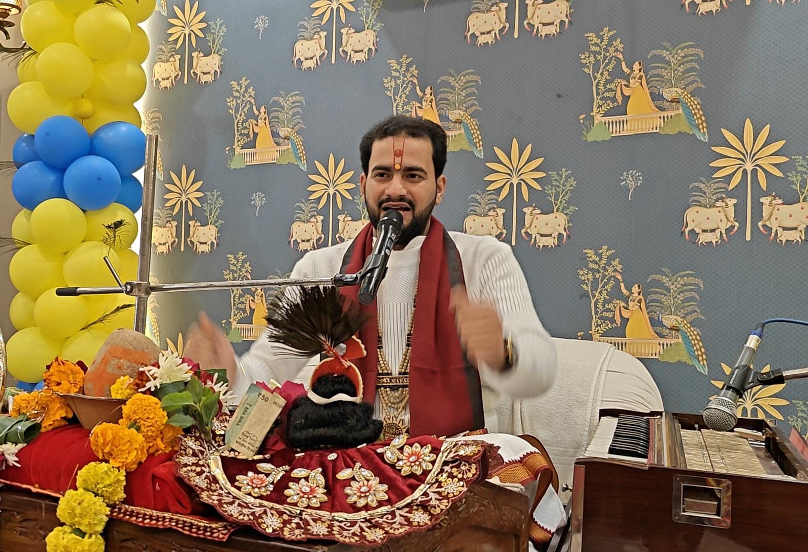 साईं गार्डन में कथा करते आचार्य व्योम त्रिपाठी। साईं गार्डन में कथा करते आचार्य व्योम त्रिपाठी।