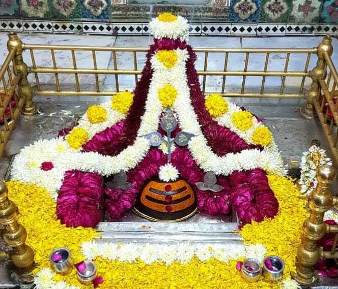 साल के अंतिम बुध प्रदोष पर शिवालयों में सजी झांकी