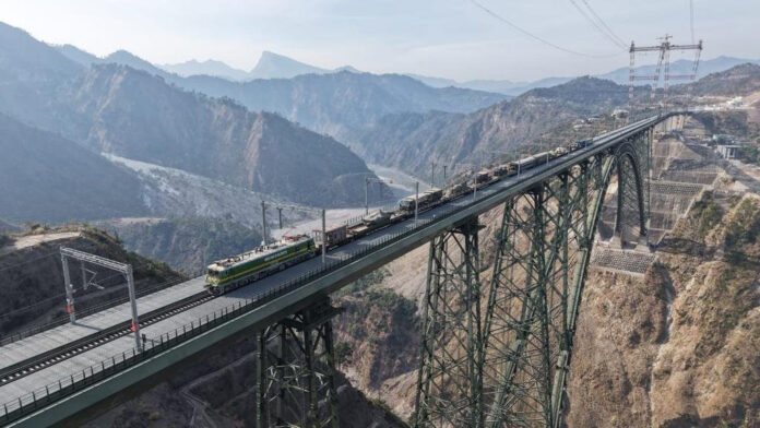 भारतीय सेना ने एक विशेष सैन्य ट्रेन के माध्यम से कश्मीर घाटी में टैंक और तोपें पहुँचाकर एक महत्वपूर्ण रसद उपलब्धि हासिल की भारतीय सेना ने एक विशेष सैन्य ट्रेन के माध्यम से कश्मीर घाटी में टैंक और तोपें पहुँचाकर एक महत्वपूर्ण रसद उपलब्धि हासिल की