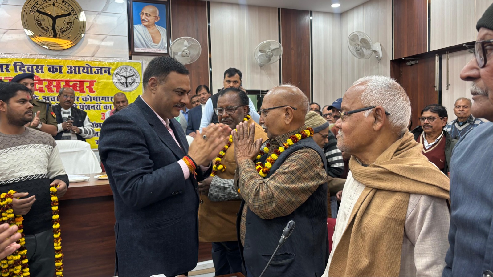 बुजुर्ग पेंशनर का अभिनंदन करते जिलाधिकारी पवन कुमार गंगवार। बुजुर्ग पेंशनर का अभिनंदन करते जिलाधिकारी पवन कुमार गंगवार।