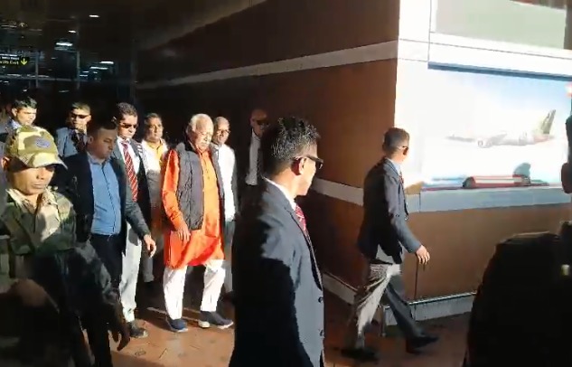 बागडोगरा हवाई अड्डे से बाहर निकलते संघ प्रमुख मोहन भागवत