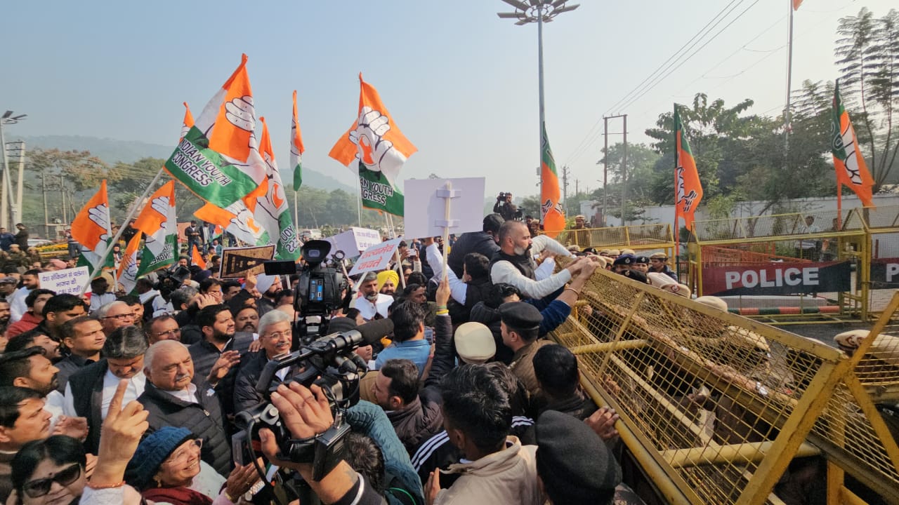 हरियाणा कांग्रेस नेता पुलिस बैरीकेड लांघने का प्रयास करते हुए हरियाणा कांग्रेस नेता पुलिस बैरीकेड लांघने का प्रयास करते हुए