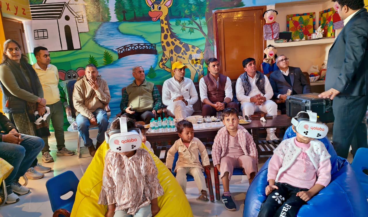 आंगनवाड़ी में मौजूद एडीसी विवेक आर्य। आंगनवाड़ी में मौजूद एडीसी विवेक आर्य।