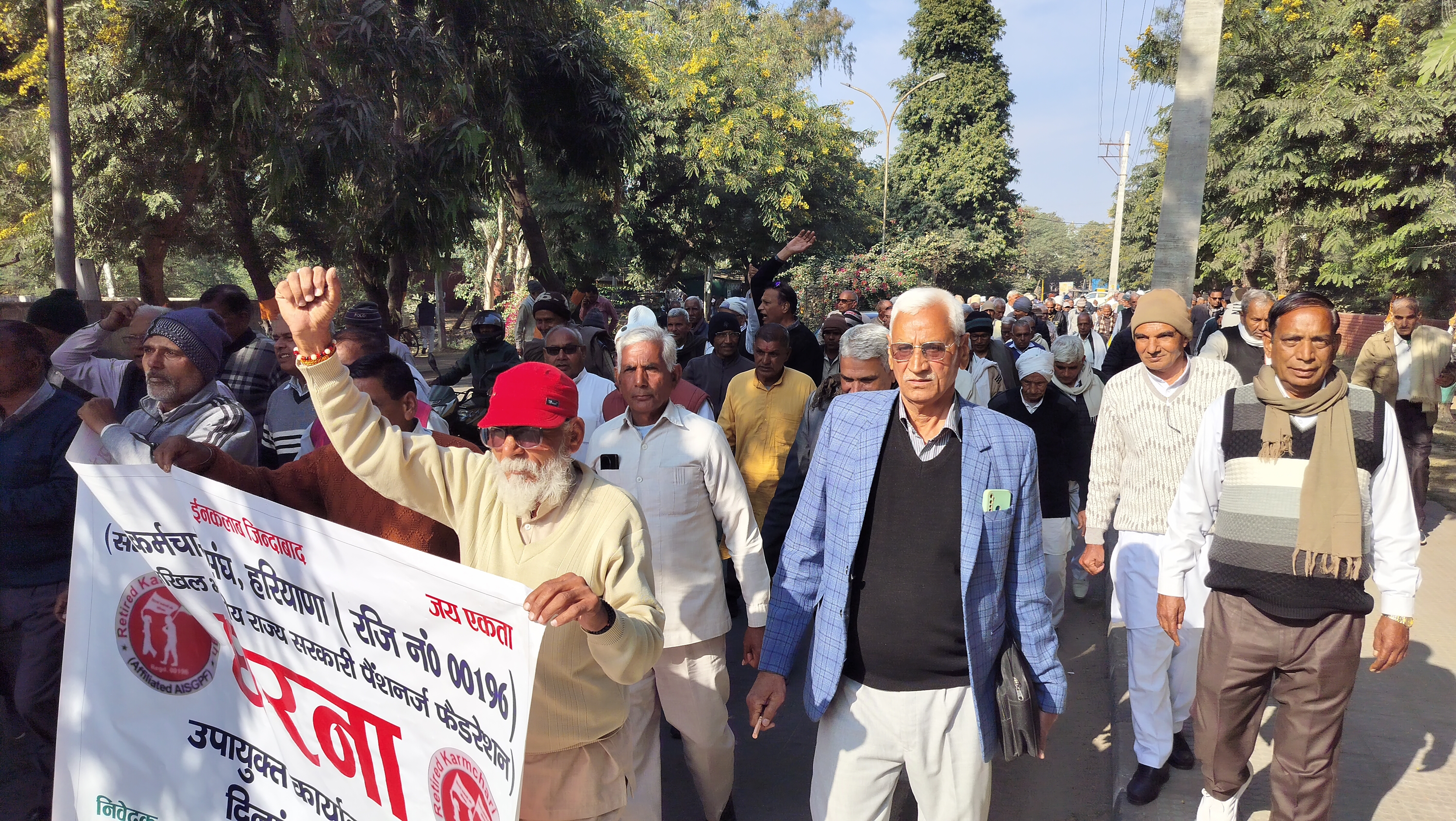 मांगों को लेकर प्रदर्शन करते हुए पैंशनर्ज। मांगों को लेकर प्रदर्शन करते हुए पैंशनर्ज।