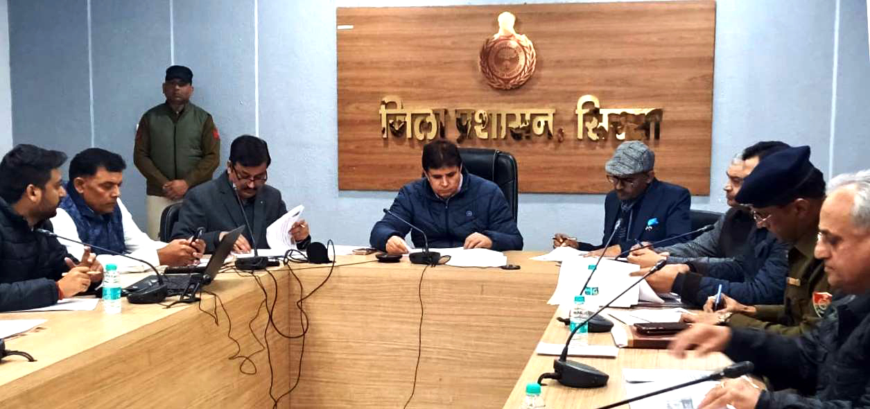 अधिकारियों की बैठक लेते एडीसी।