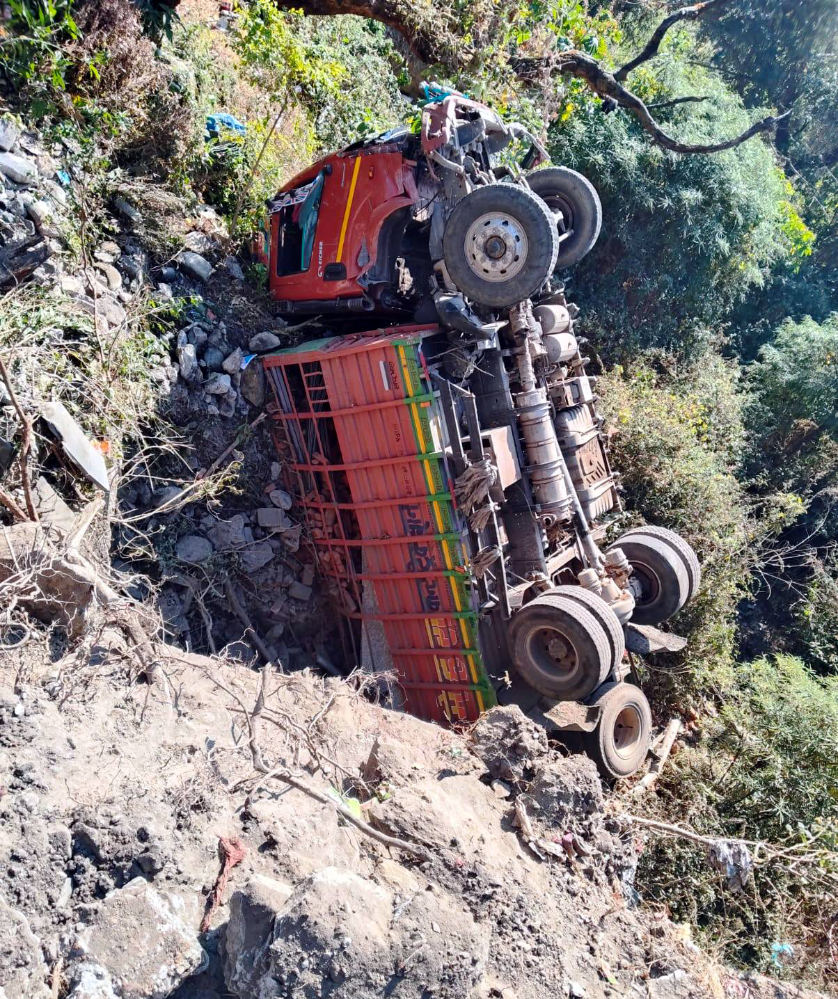 खाई में गिरा मिनी ट्रक। खाई में गिरा मिनी ट्रक।