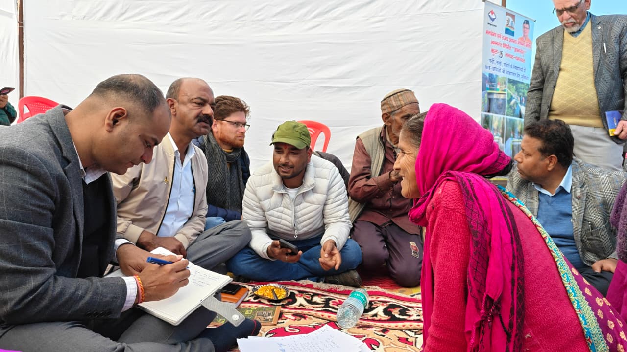 बहुद्देशीय शिविर के दौरान जनता की समस्या सुनते जिलाधिकारी बहुद्देशीय शिविर के दौरान जनता की समस्या सुनते जिलाधिकारी