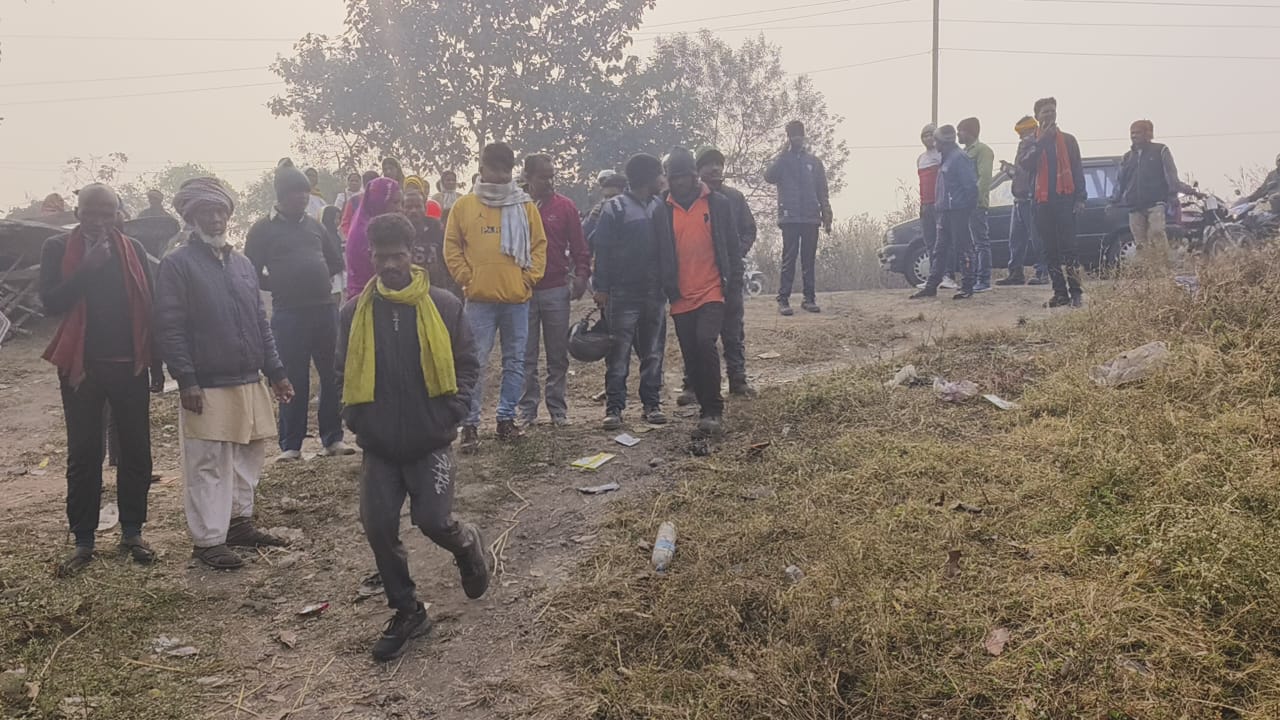 इलाके में लोगों ने किया जाम इलाके में लोगों ने किया जाम