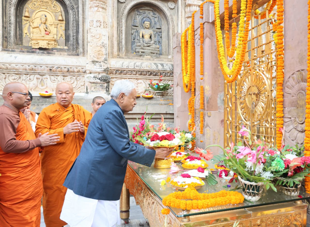 मुख्यमंत्री महाबोद्धी मंदिर पूजा-अर्चना करते हुए मुख्यमंत्री महाबोद्धी मंदिर पूजा-अर्चना करते हुए