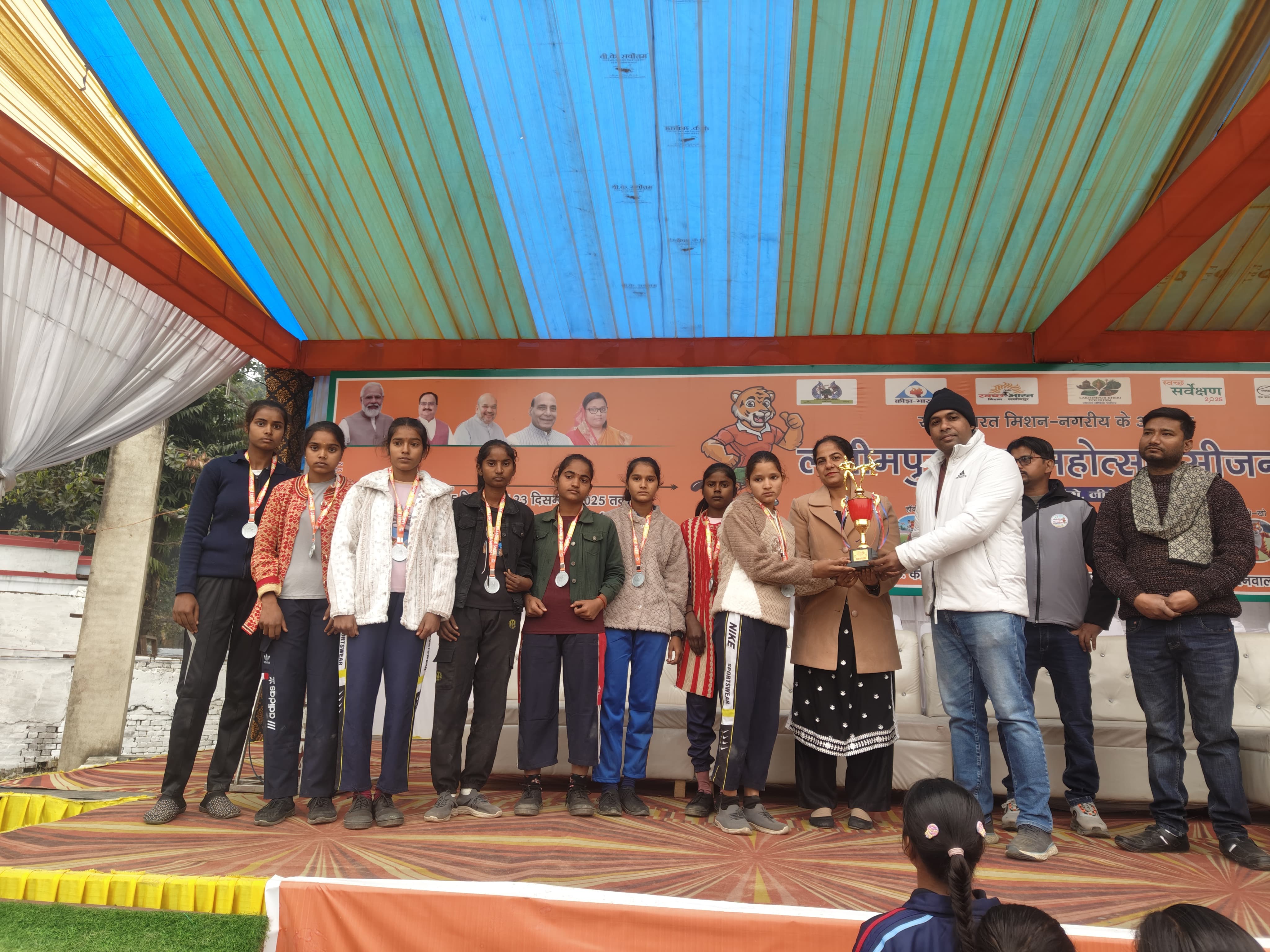 विजय टीम को ट्राफी देते अधिशासी अधिकारी संजय सिंह विजय टीम को ट्राफी देते अधिशासी अधिकारी संजय सिंह