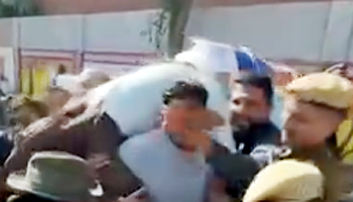 कांग्रेस ने जलाए पुतले, जमकर नारेबाजी कर किया विराेध कांग्रेस ने जलाए पुतले, जमकर नारेबाजी कर किया विराेध