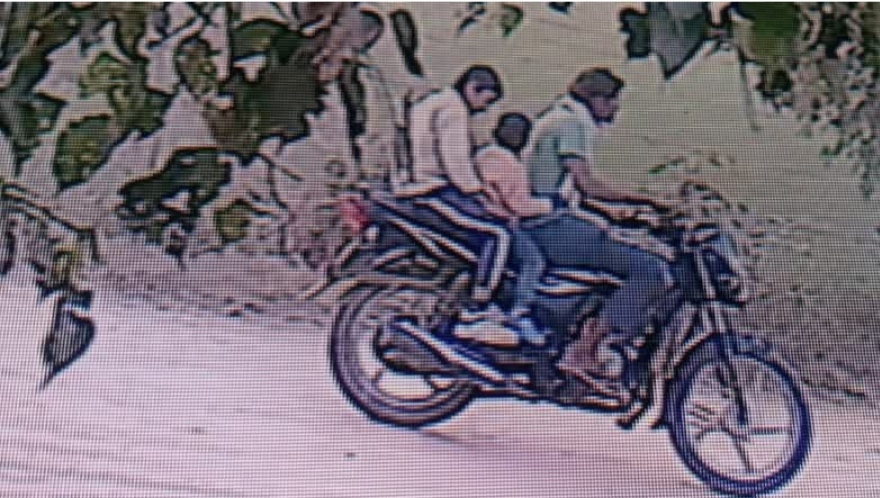 सीसीटीवी फुटेज में आरोपी बच्ची को ले जाते हुए।