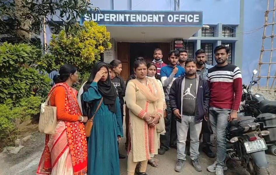 प्रदर्शन करते कर्मचारी