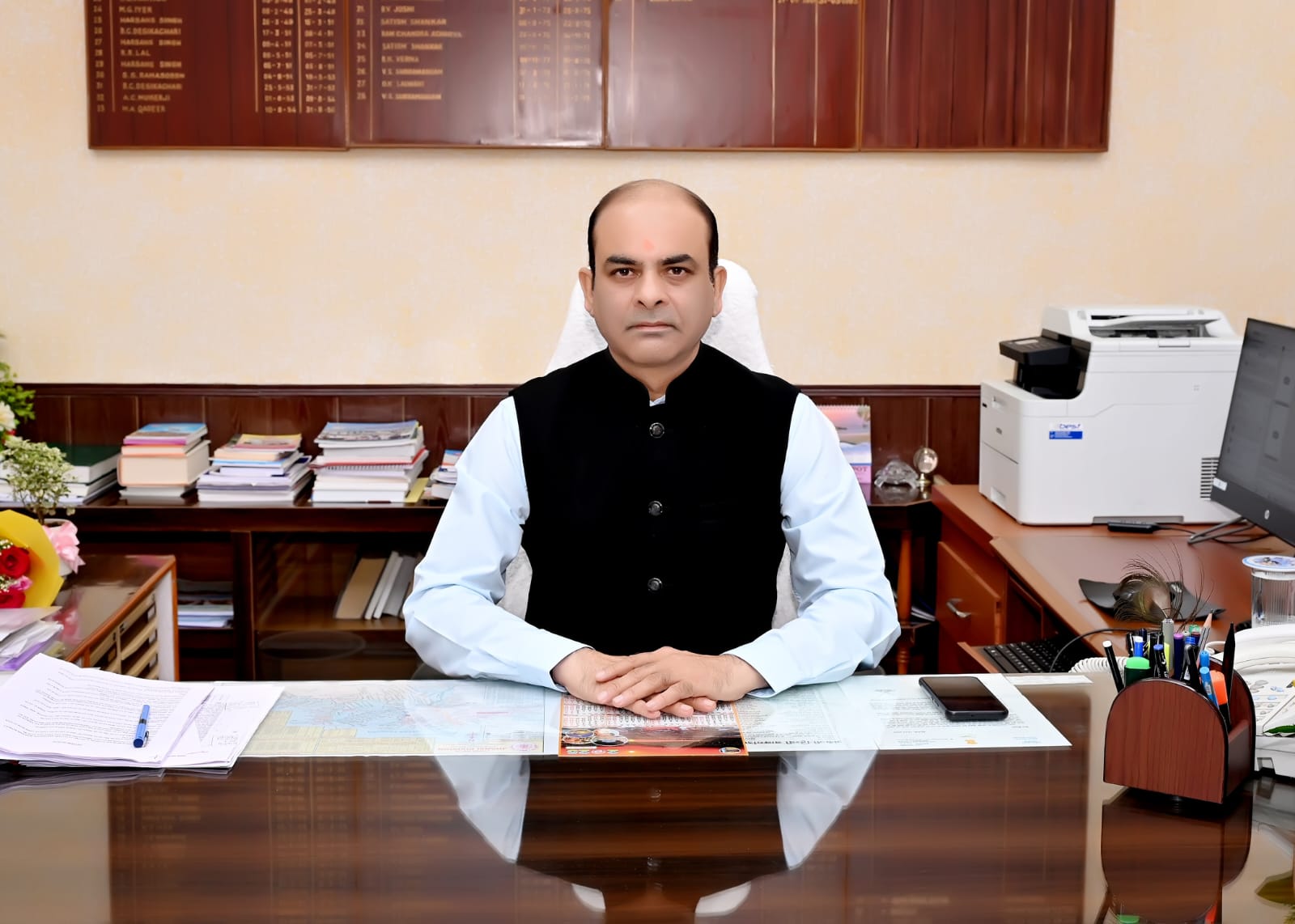 जानकारी देते डीआरएम झांसी मंडल