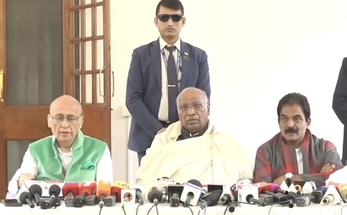 प्रेस कॉन्फ्रेंस में खरगे, सिंघवी और केसी वेणुगोपाल प्रेस कॉन्फ्रेंस में खरगे, सिंघवी और केसी वेणुगोपाल