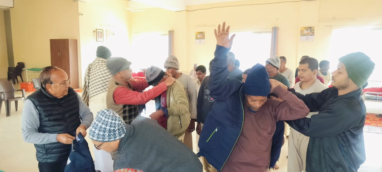 जरूरतमंद लोगों को स्वेटर पहनाते संतोष जैन सहित अन्य जरूरतमंद लोगों को स्वेटर पहनाते संतोष जैन सहित अन्य