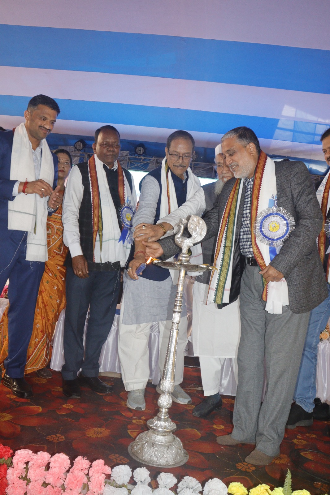 उद्धाटन करते मंत्री