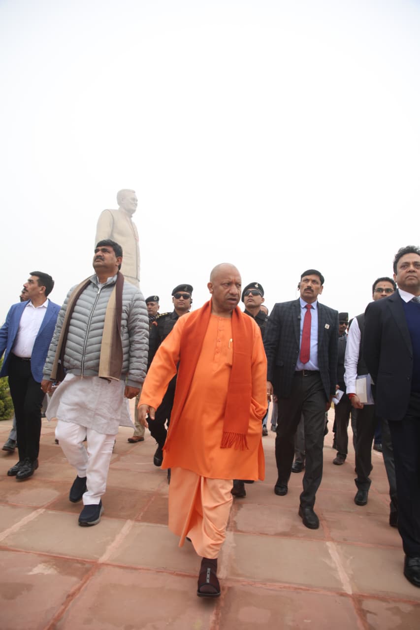 समारोह स्थल पर चल रही तैयारियों का जायजा लेने के लिए आज मुख्यमंत्री योेगी आदित्यनाथ और भाजपा के महामंत्री संगठन धर्मपाल