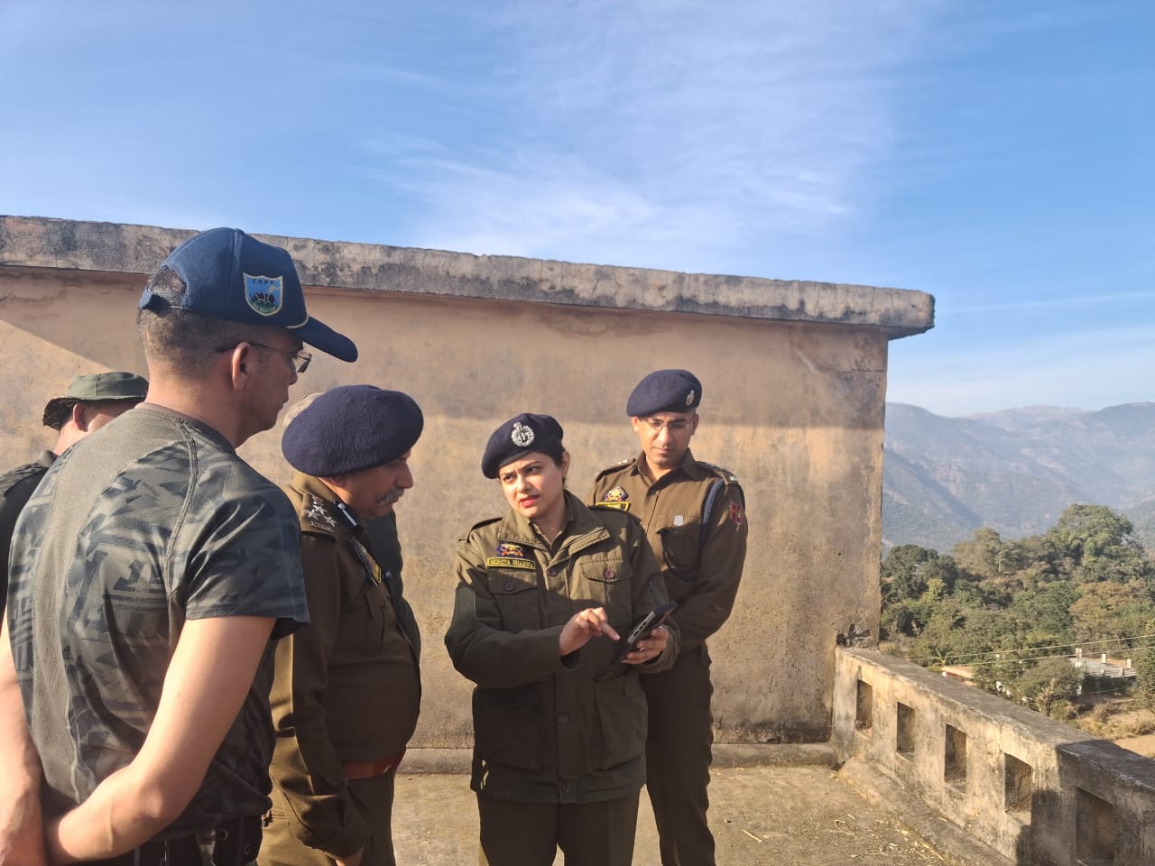 डीआईजी जेएसके रेंज ने कठुआ के बिलावर, सांबा, रामकोट और मनवाल क्षेत्रों में परिचालन तैयारियों की समीक्षा की डीआईजी जेएसके रेंज ने कठुआ के बिलावर, सांबा, रामकोट और मनवाल क्षेत्रों में परिचालन तैयारियों की समीक्षा की