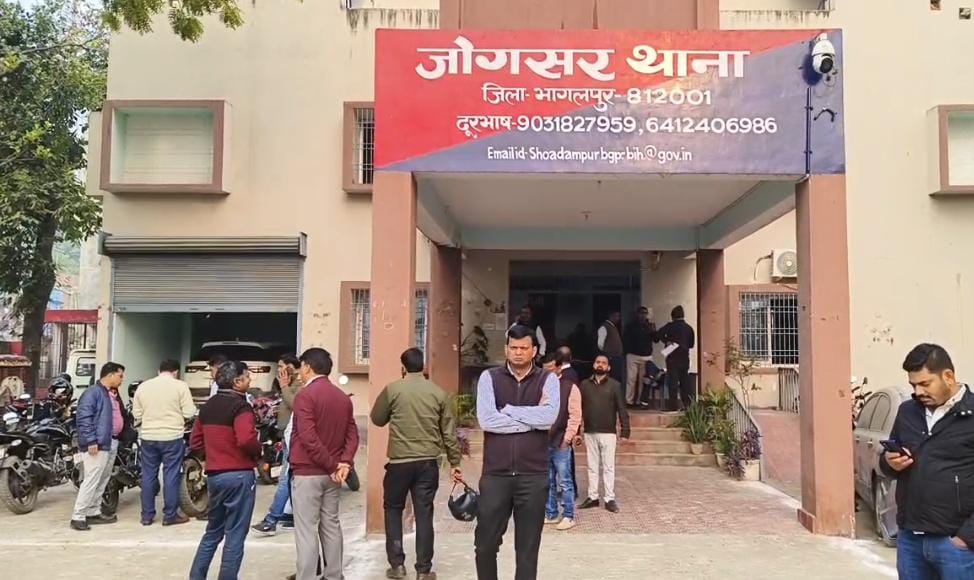 थाना के बाहर खड़े लोग थाना के बाहर खड़े लोग