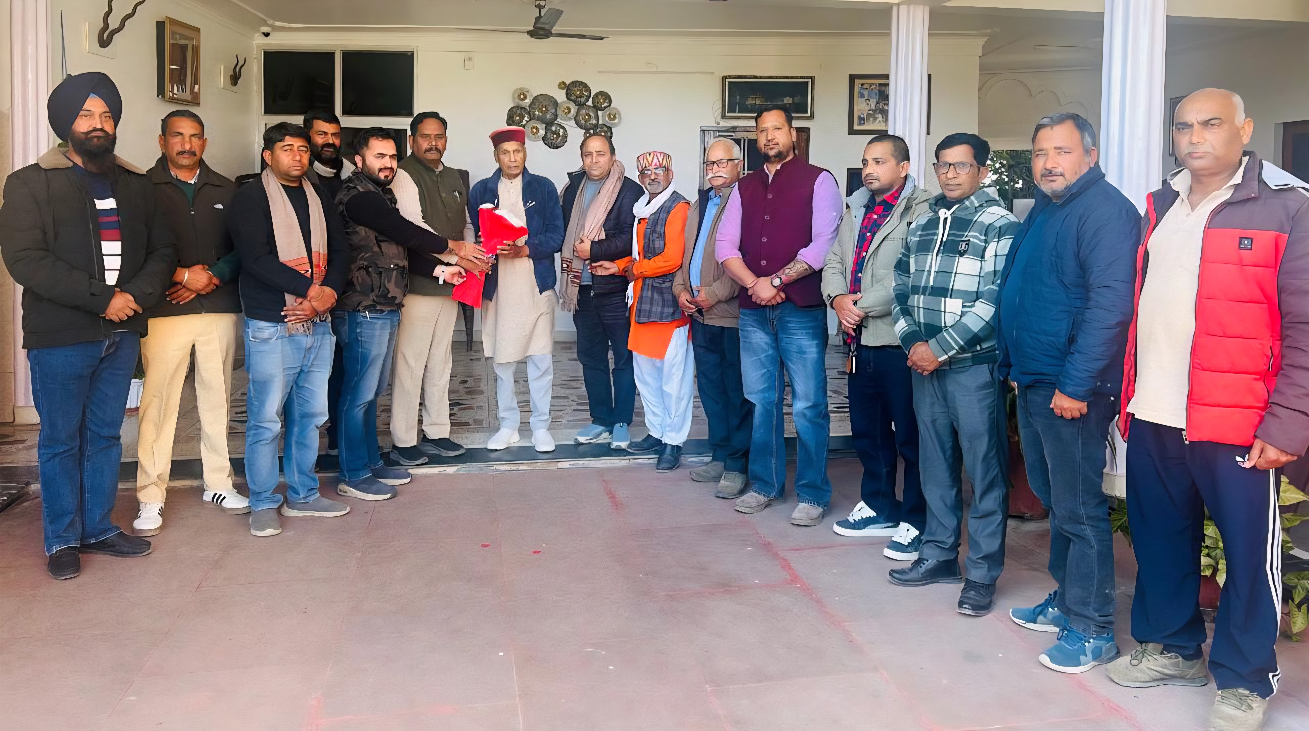 धूमल से मिलते किसान मोर्चा के पदाधिकारी धूमल से मिलते किसान मोर्चा के पदाधिकारी