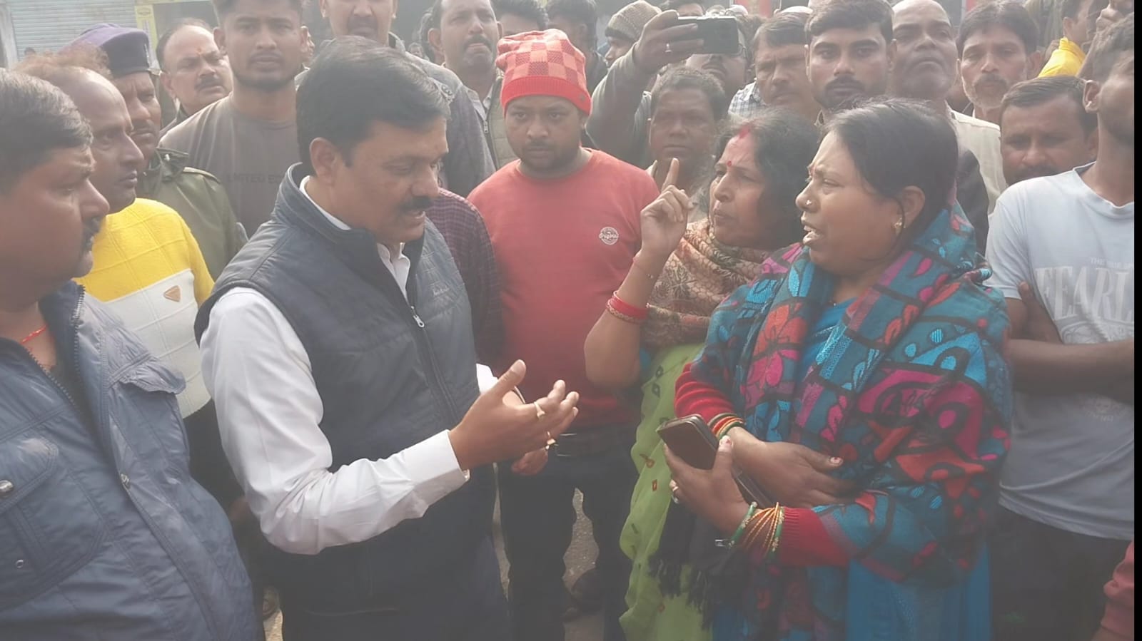 दुकानदारों से बात करते अधिकारी