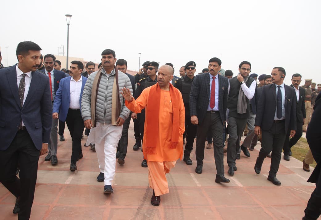 समारोह स्थल पर चल रही तैयारियों का जायजा लेने के लिए आज मुख्यमंत्री योेगी आदित्यनाथ और भाजपा के महामंत्री संगठन धर्मपाल
