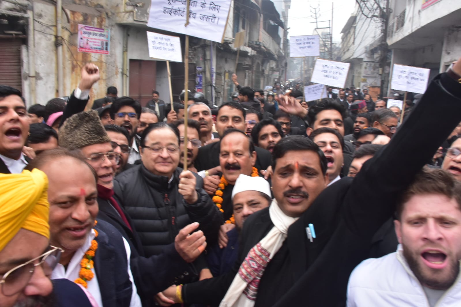 हाईकोर्ट की बेंच की मांग को लेकर मुरादाबाद में बंद के दौरान जुलूस निकालते अधिवक्ता।