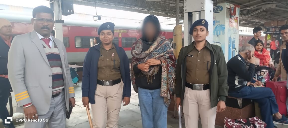 ट्रेन में असुरक्षित महिला को टाटानगर स्टेशन टीटीआई की उपस्थिति में आरपीएफ को सौंपते हुए रेलवे अधिकारी। ट्रेन में असुरक्षित महिला को टाटानगर स्टेशन टीटीआई की उपस्थिति में आरपीएफ को सौंपते हुए रेलवे अधिकारी।
