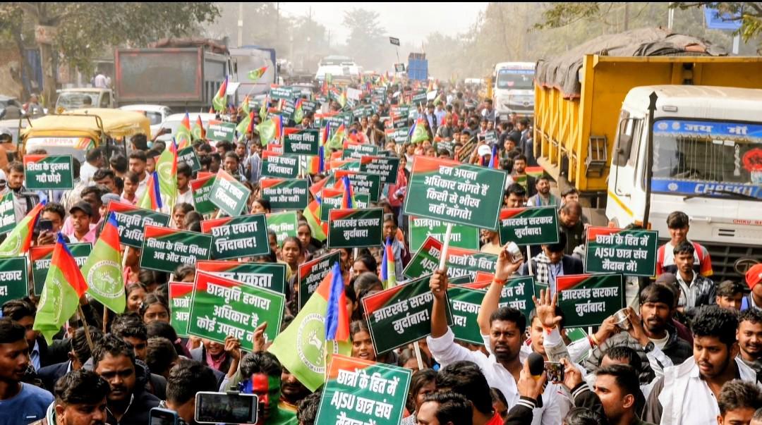 जनाक्रोश मार्च में शामिल लोग जनाक्रोश मार्च में शामिल लोग