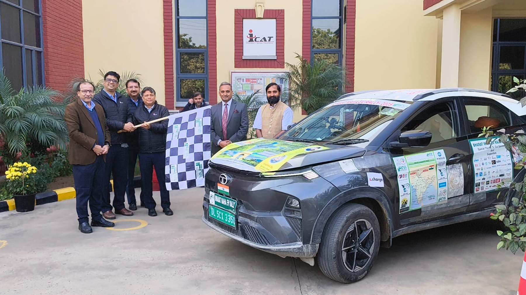 गुरुग्राम के मानेसर स्थित आई कैट से इलेक्ट्रिक वाहनों के प्रति जागरुकता के लिए ईवी रैली को झंडी दिखाकर रवाना करते अधिकारी।