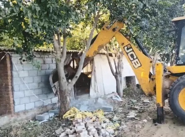 ड्रग फैक्ट्री को तोड़ा ड्रग फैक्ट्री को तोड़ा