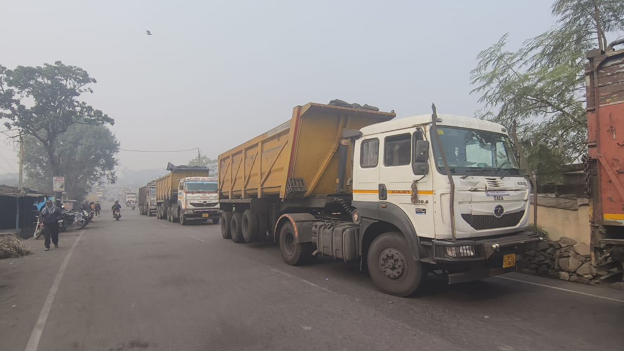 जाम से लगी गाड़ियों की कतार जाम से लगी गाड़ियों की कतार