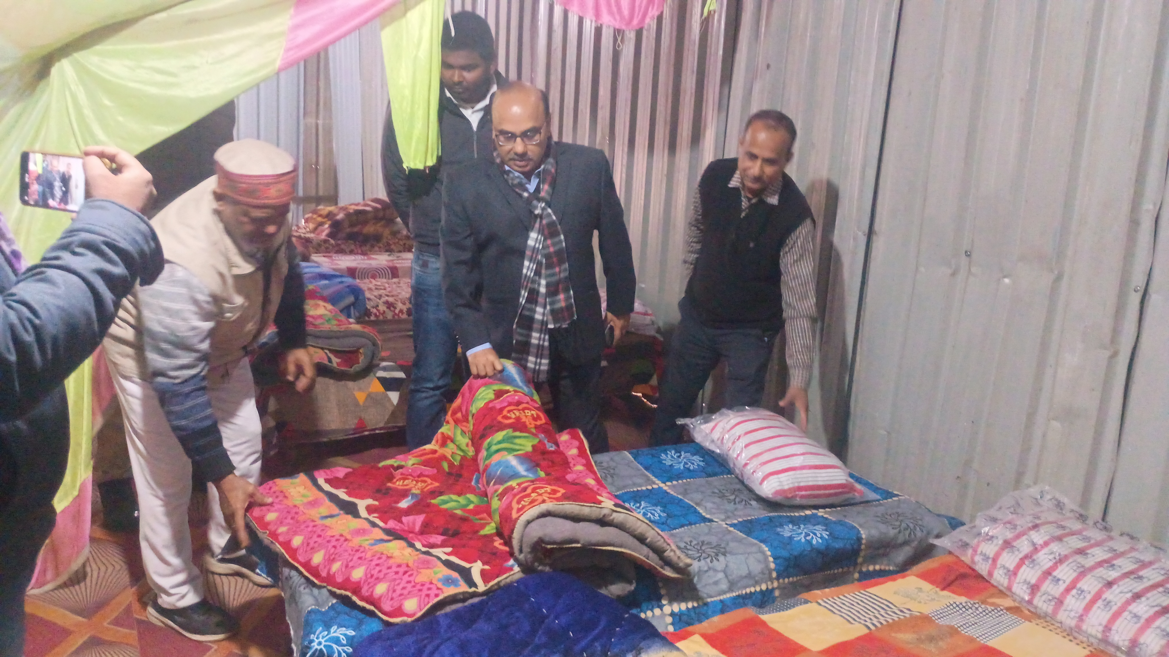 एडीएम अजय अंबष्ट रोडवेज परिसर स्थित रैन बसेरे को चेक करते हुए