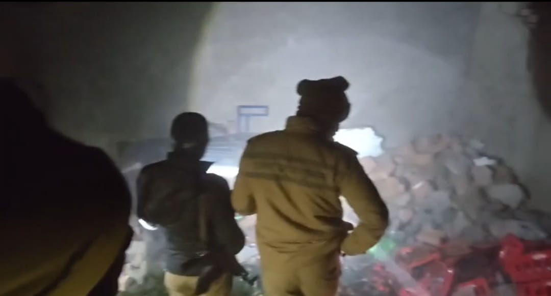 घटना स्थल पर पहुंचे पुलिसकर्मी की फोटो